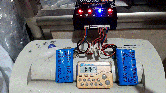 Robi2023.01.25_03_改造測試：[電池1,500mAh]BDL ICR18650_1,500mAh_7.4V兩顆一起[1A]充電_於1小時16分鐘時[電池？]左邊Cell充飽電亮燈.gif